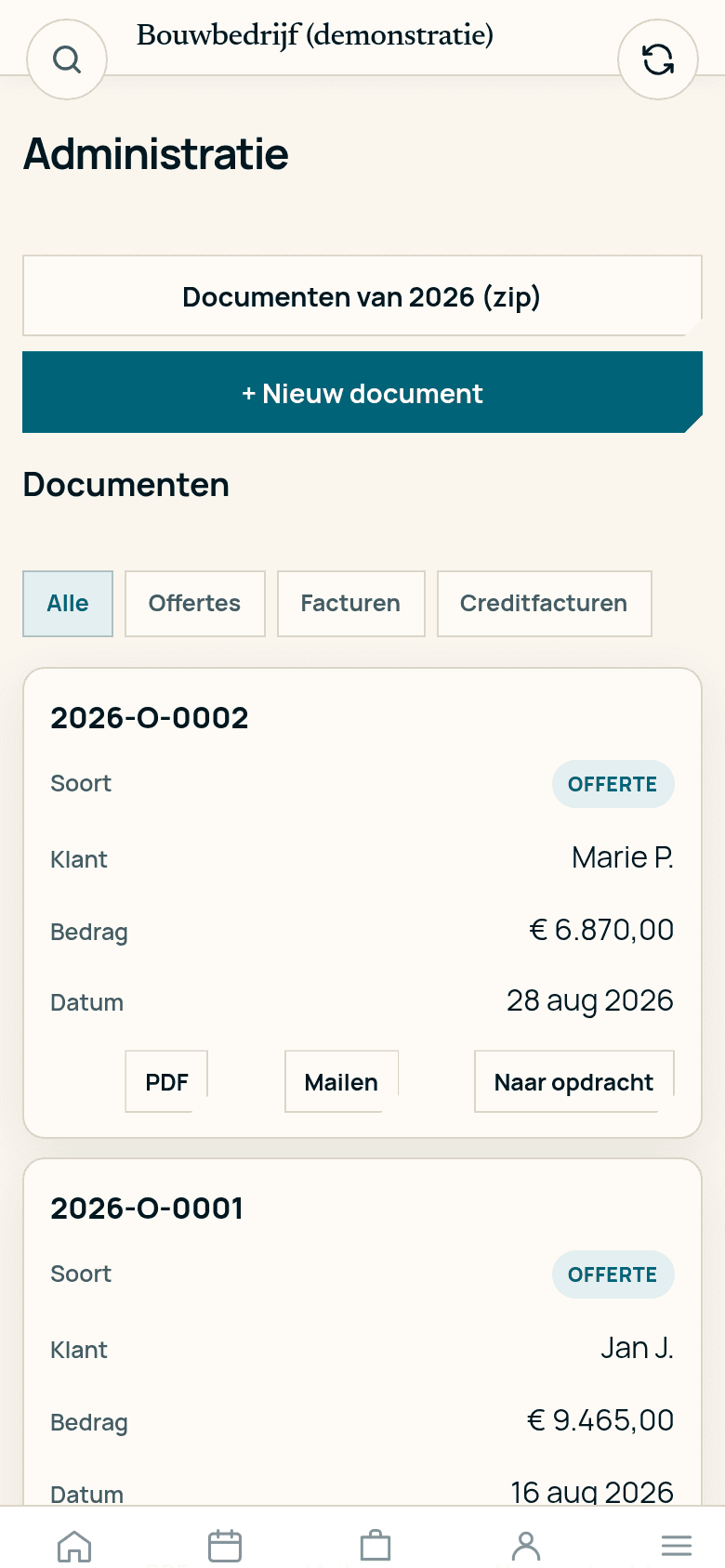Offertes en facturen op een telefoon.