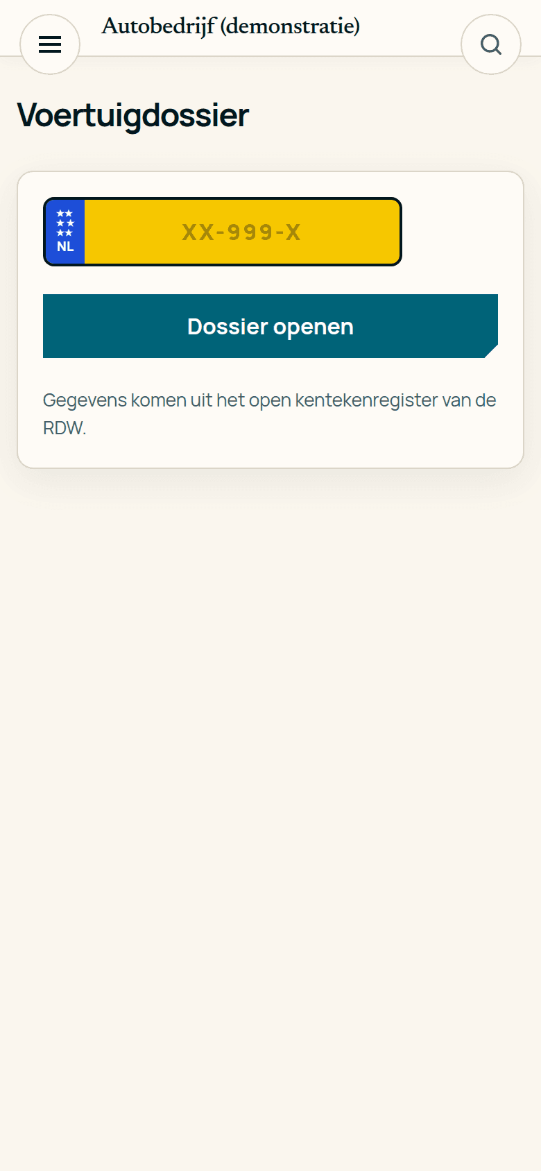 Een kenteken opzoeken op een telefoon: merk, model en de gegevens komen vanzelf mee.